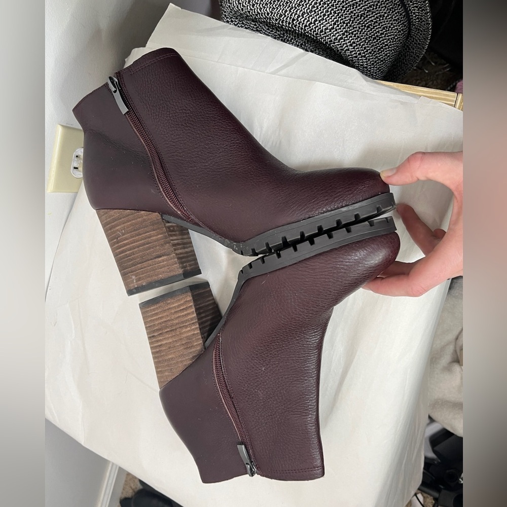 Franco Sarto Burgundy Leather Lugg Sole Maysen Heeled Booties Sz 10 - Picture 2 of 11